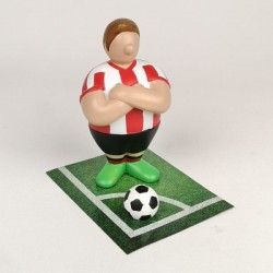 Figura futbolista rojiblanco con césped