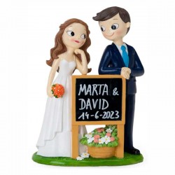 Figura novios cartel pizarra con nombres y fecha